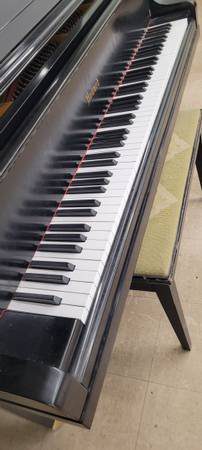 Gorgeous Ebony Baldwin Kawai / Howard 550 Grand Piano - Image 3 Gorgeous Ebony Baldwin Kawai / Howard 550 Grand Piano - Image 3