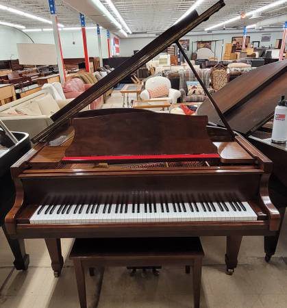 Beautiful Black Walnut Sojin Baby Grand Piano Beautiful Black Walnut Sojin Baby Grand Piano