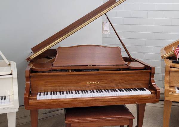 Gorgeous Mahogany Samick Sg-172 Baby Grand Piano Gorgeous Mahogany Samick Sg-172 Baby Grand Piano