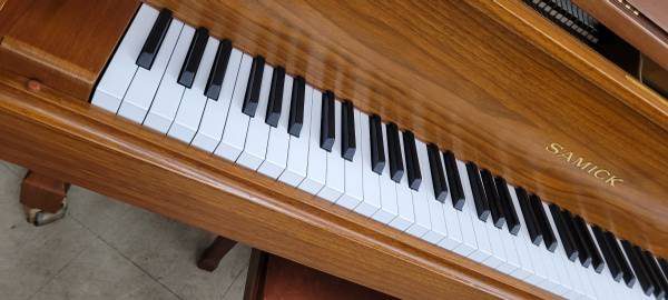 Gorgeous Mahogany Samick Sg-172 Baby Grand Piano - Image 6 Gorgeous Mahogany Samick Sg-172 Baby Grand Piano - Image 6