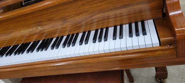 Gorgeous Mahogany Samick Sg-172 Baby Grand Piano - Image 7 Gorgeous Mahogany Samick Sg-172 Baby Grand Piano - Image 7