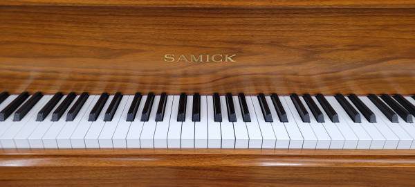 Gorgeous Mahogany Samick Sg-172 Baby Grand Piano - Image 5 Gorgeous Mahogany Samick Sg-172 Baby Grand Piano - Image 5