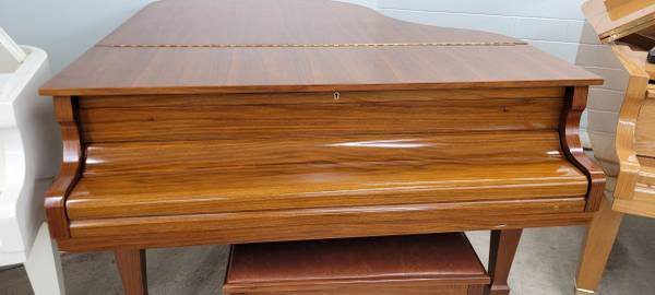 Gorgeous Mahogany Samick Sg-172 Baby Grand Piano - Image 2 Gorgeous Mahogany Samick Sg-172 Baby Grand Piano - Image 2