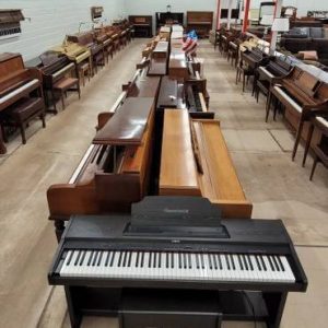 YOUNG CHANG PF-110 Studio Piano